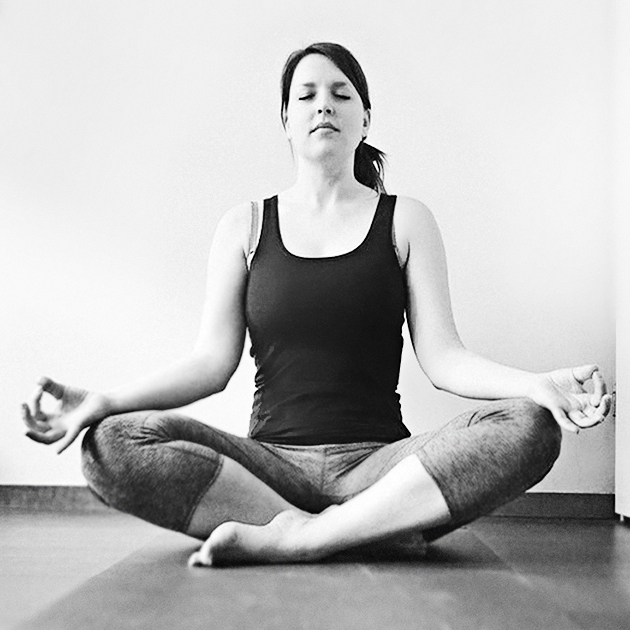 Cathy Jansen kopplar av genom att hon göra yoga övningar och kan bära diabeteshjälpmedel enkelt i en linne med två fickor