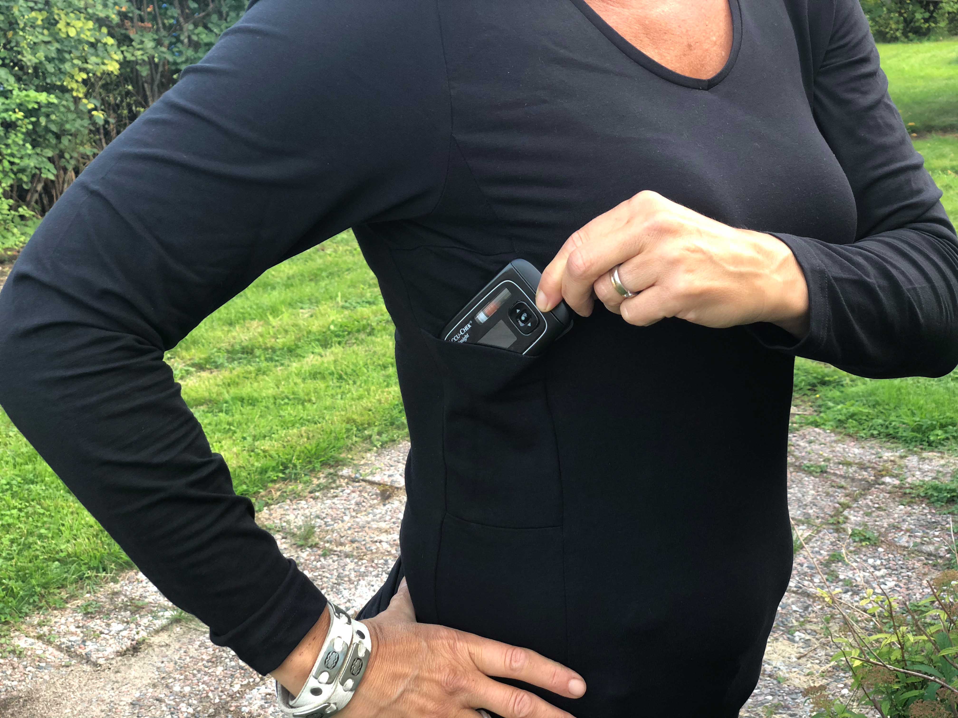 AnnaPS-Black-T-shirt-with-long-sleeves 